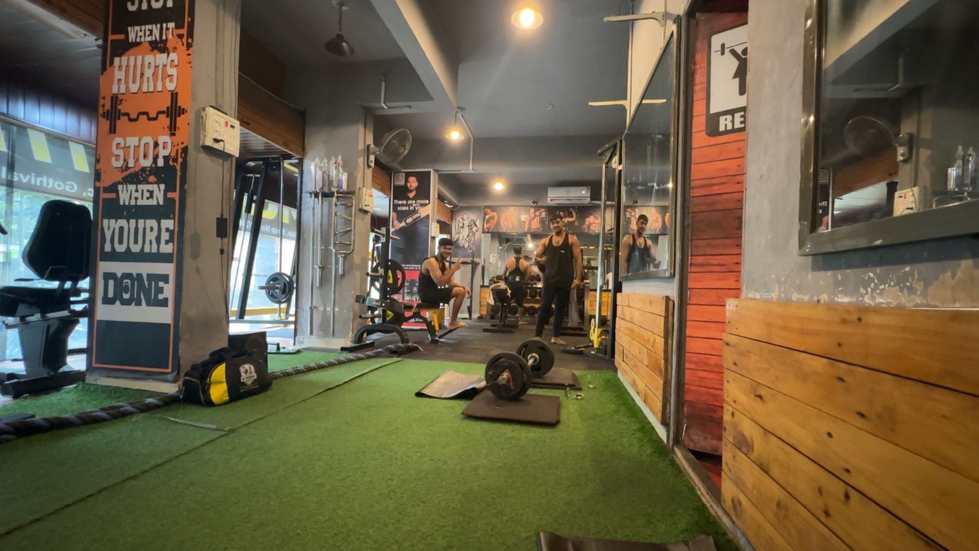 2 MORE FITNESS Heavy Free Weights, Barbells & Motivation Pillar