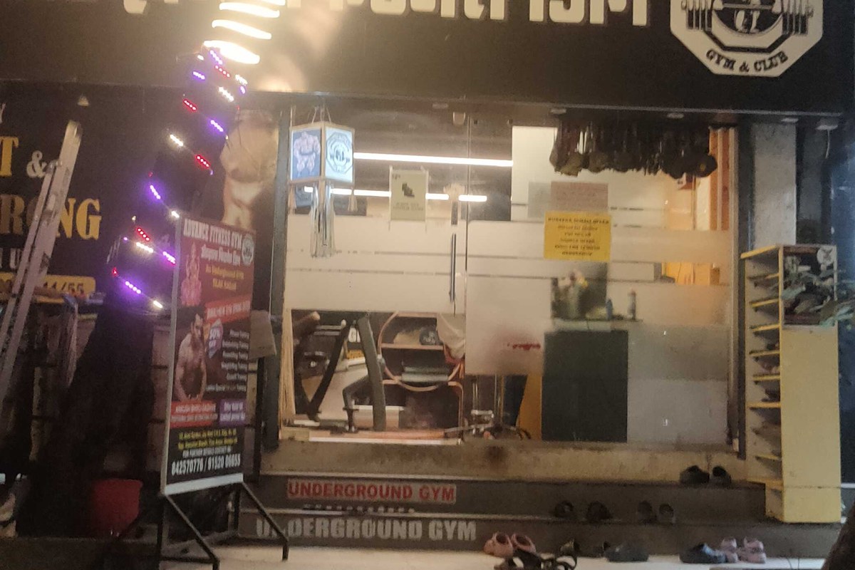 Building 80 Storefront Entrance and Member Parking at Advance Fitness Gym