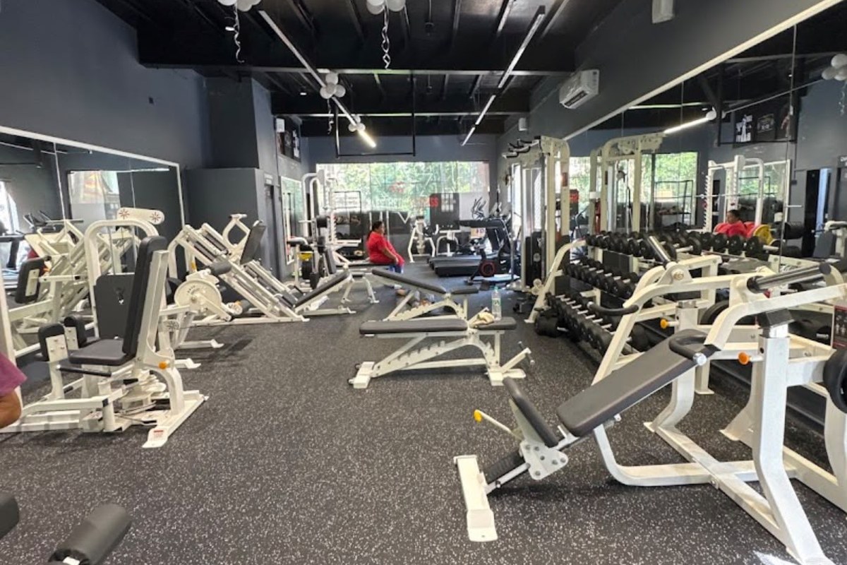 Expansive Strength Floor, Adjustable Benches and Mirrors