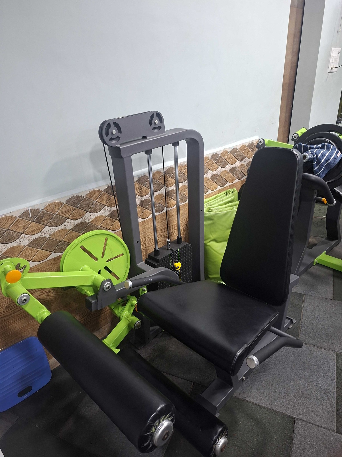 ATHARVA FITNESS CENTRE Selectorized Leg Extension Machine