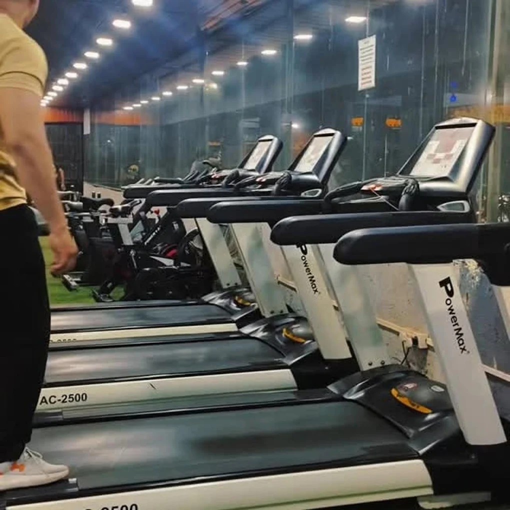 FITNESS CLUB STUDIO PowerMax Commercial Treadmills & Spin Bikes