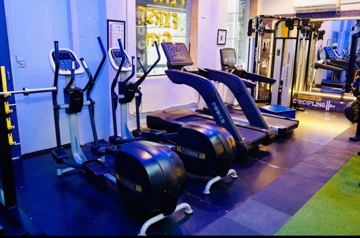 FITNESS FIRST GYM Power Treadmills & Elliptical Cardio Zone