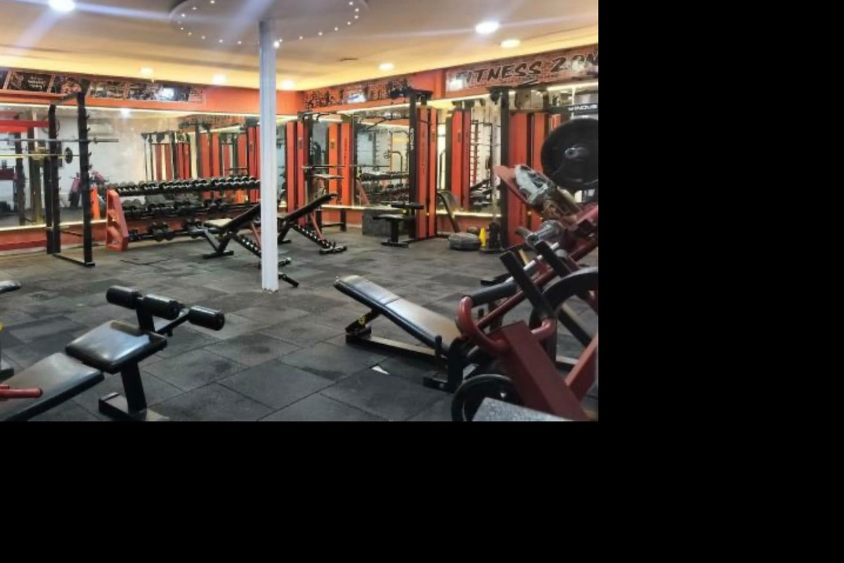 Heavy Free Weights Dumbbell Bay, Backlit Mirror and Adjustable Incline Benches