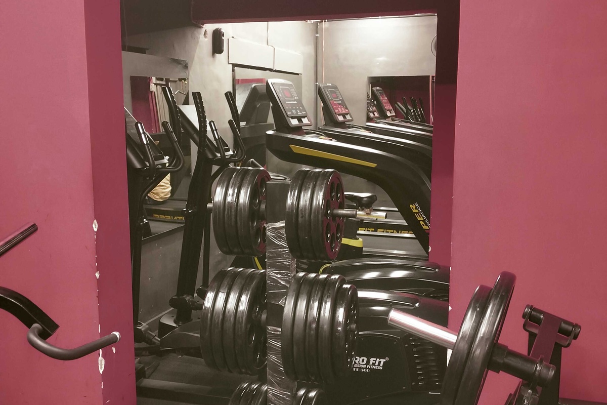 FLEXFIRE GYM Cardio Deck and Weight Plates