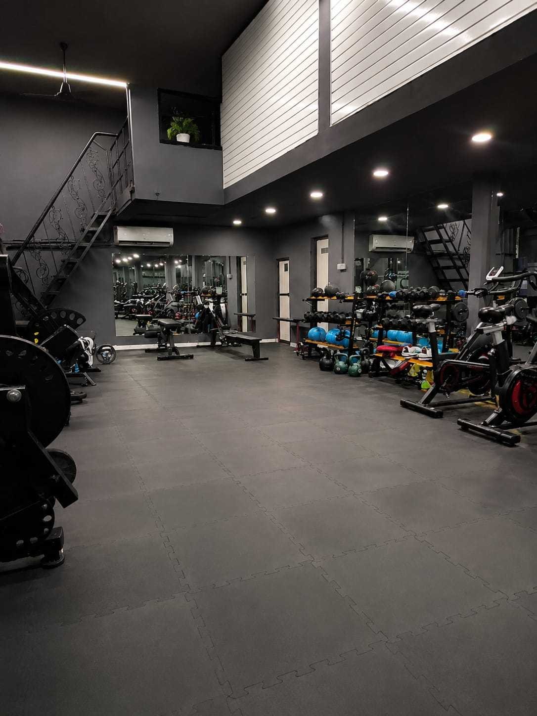 G9 PRIME FITNESS Motorized Cardio Lineup & Conditioning Area