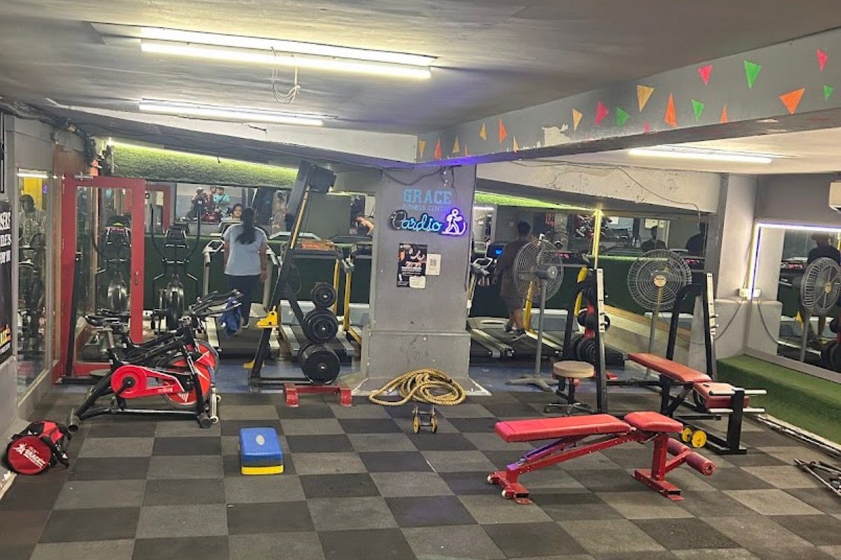 Functional CrossFit Turf with Giant Tire, Plyo Box, Battle Ropes and Spin Bikes