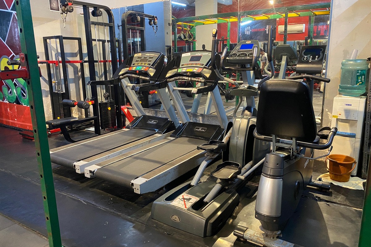 Cardio Deck with Treadmills, Cross Trainers, Cycles and RO Water Dispenser