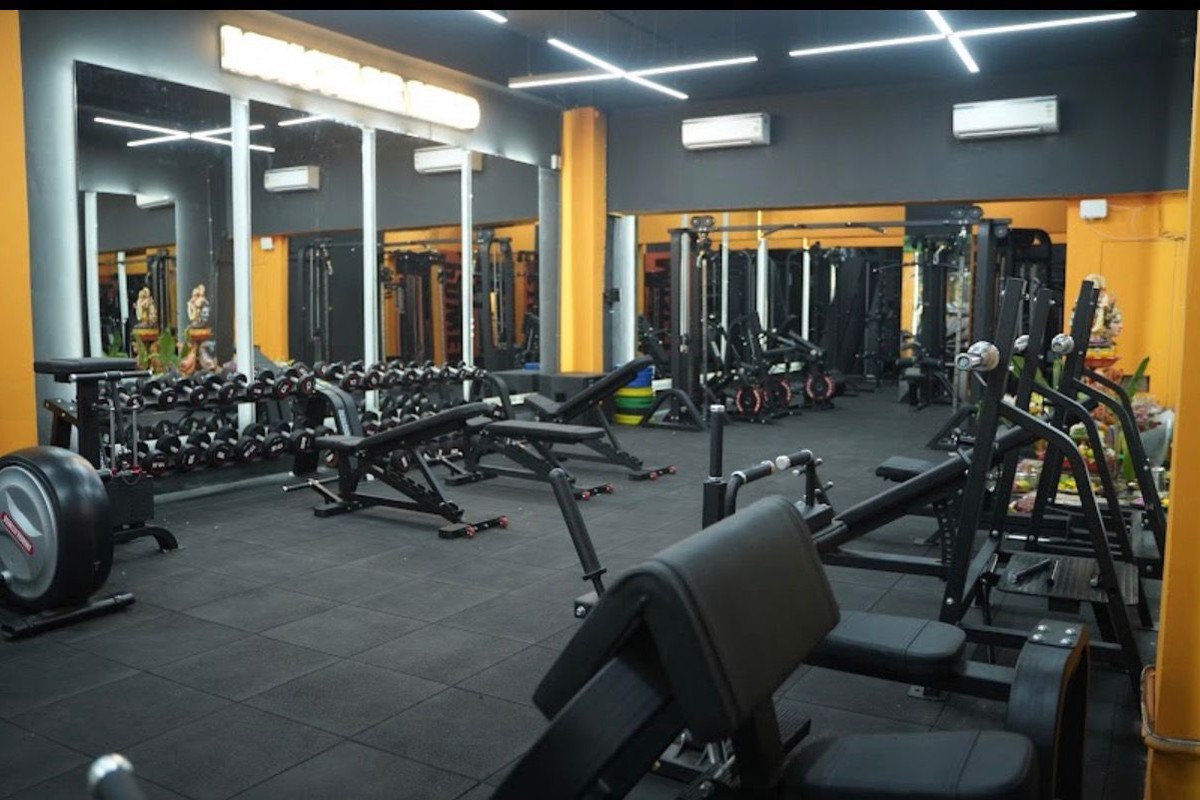 Full Strength Floor with Illuminated Wall Branding and Adjustable Benches
