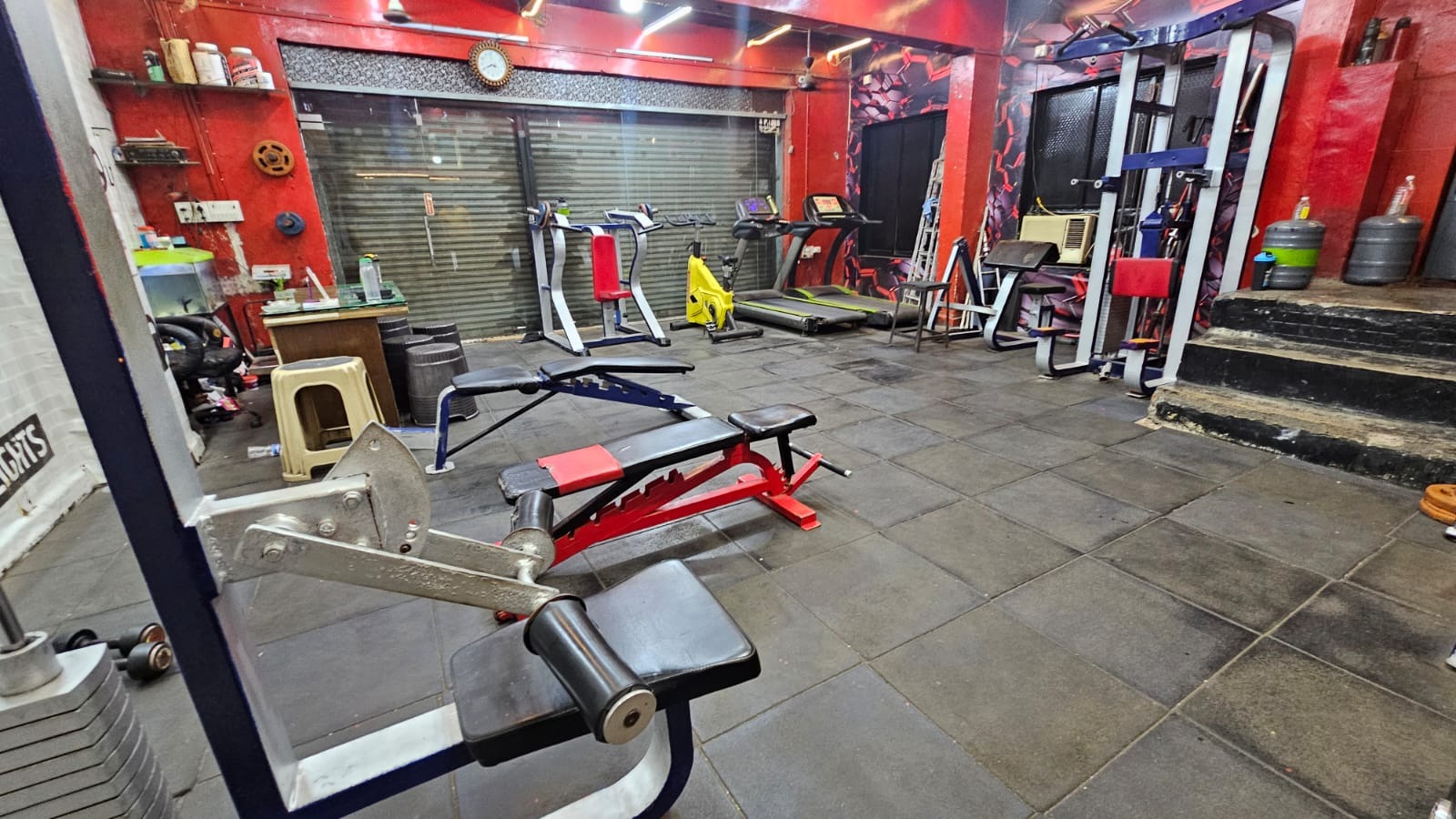 PJ FITNESS Preacher Curl Station, Leg Press & Water Dispenser