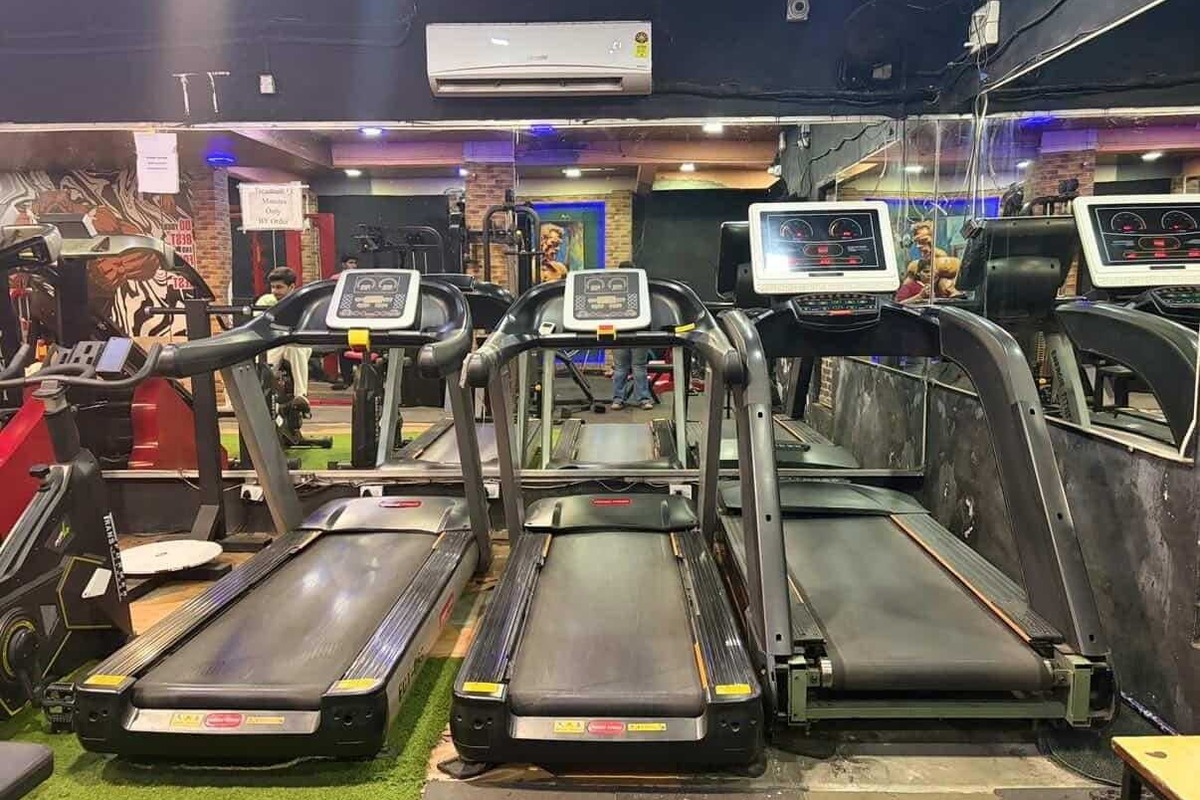 Commercial Motorized Treadmills, Stationary Bike and Air Conditioning