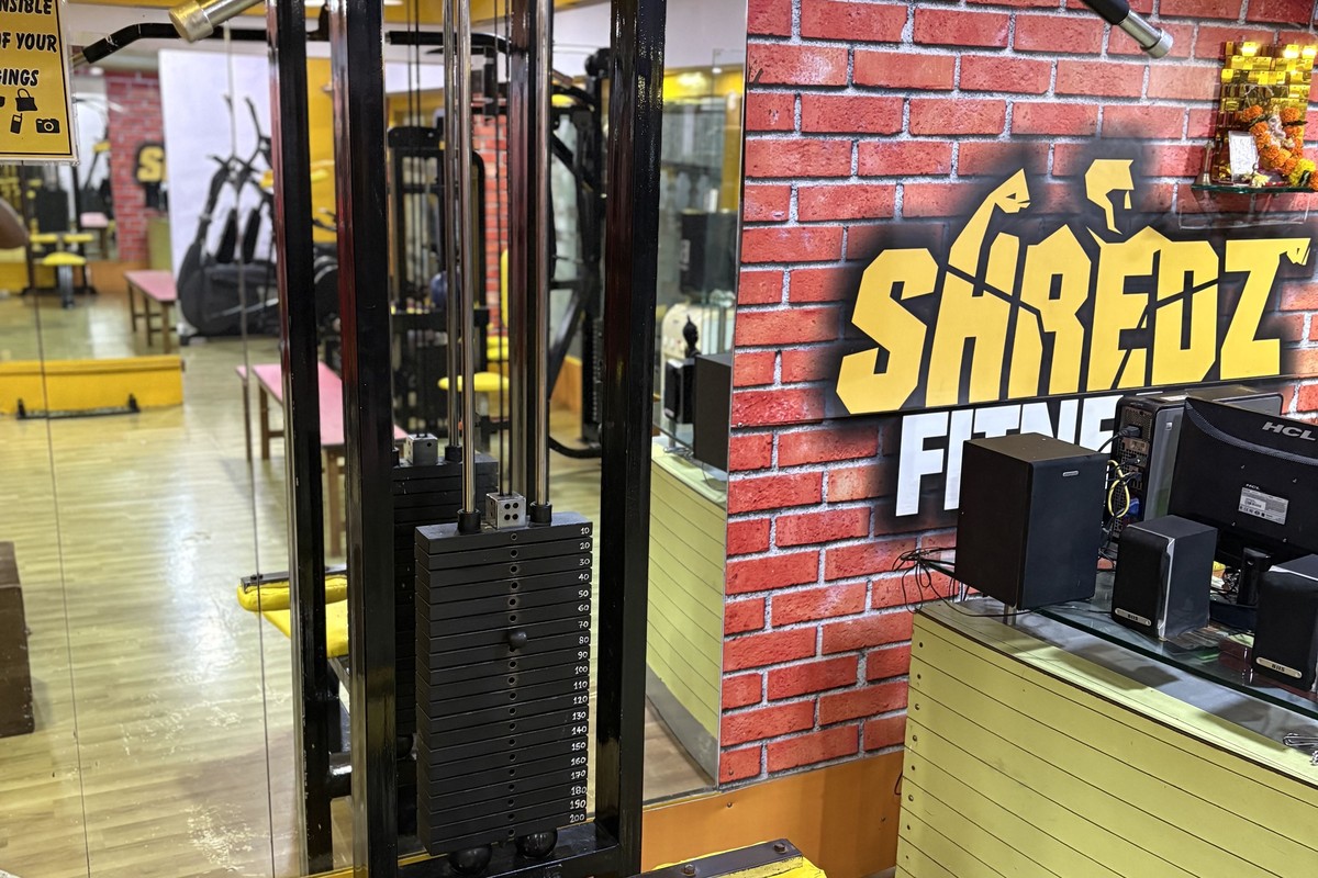 Lat Pulldown Machine with SHREDZ Wall Branding and AC