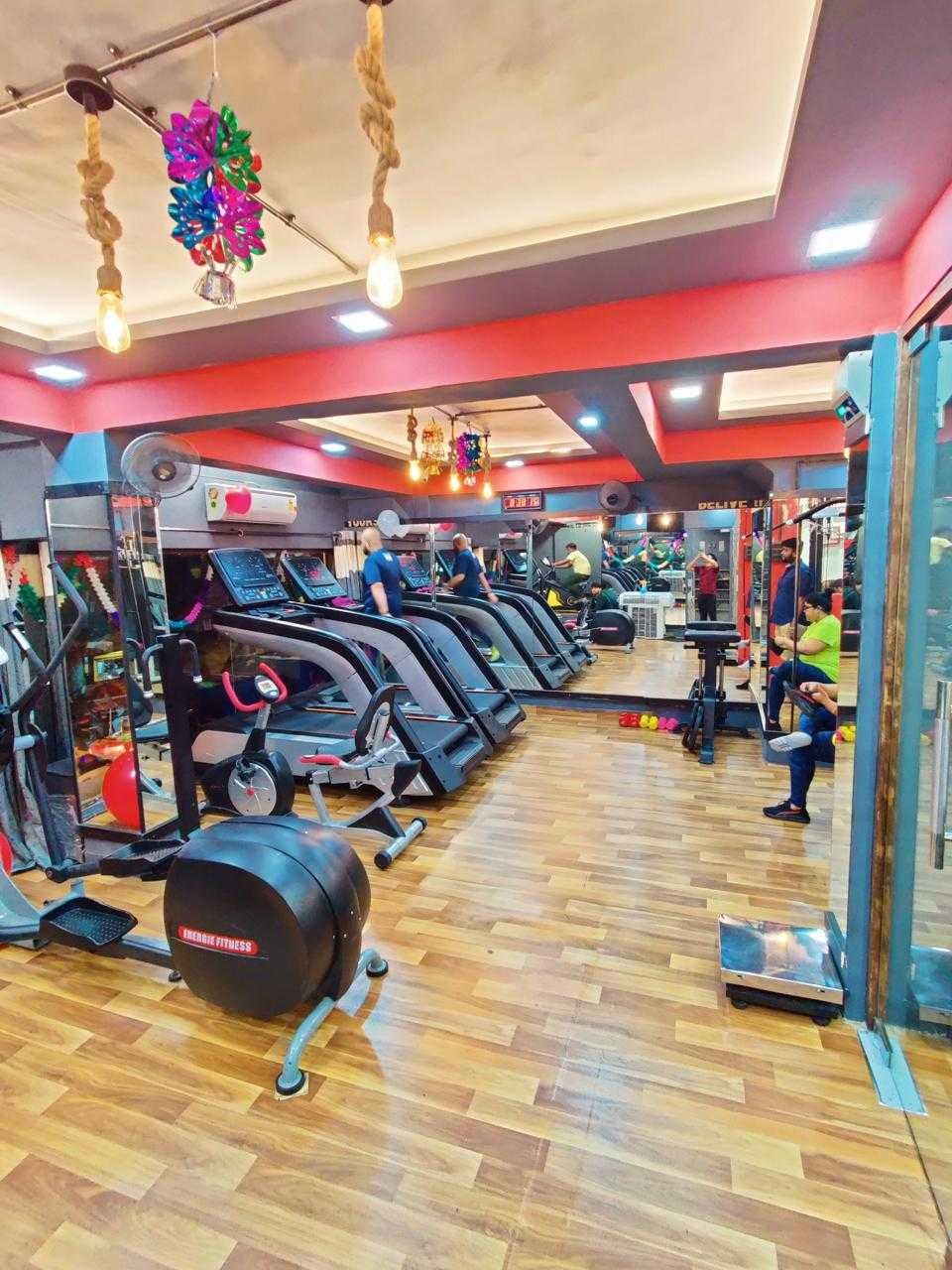 THIRD SPACE GYM Cardio Floor, Curved Treadmills & Assessment Scale