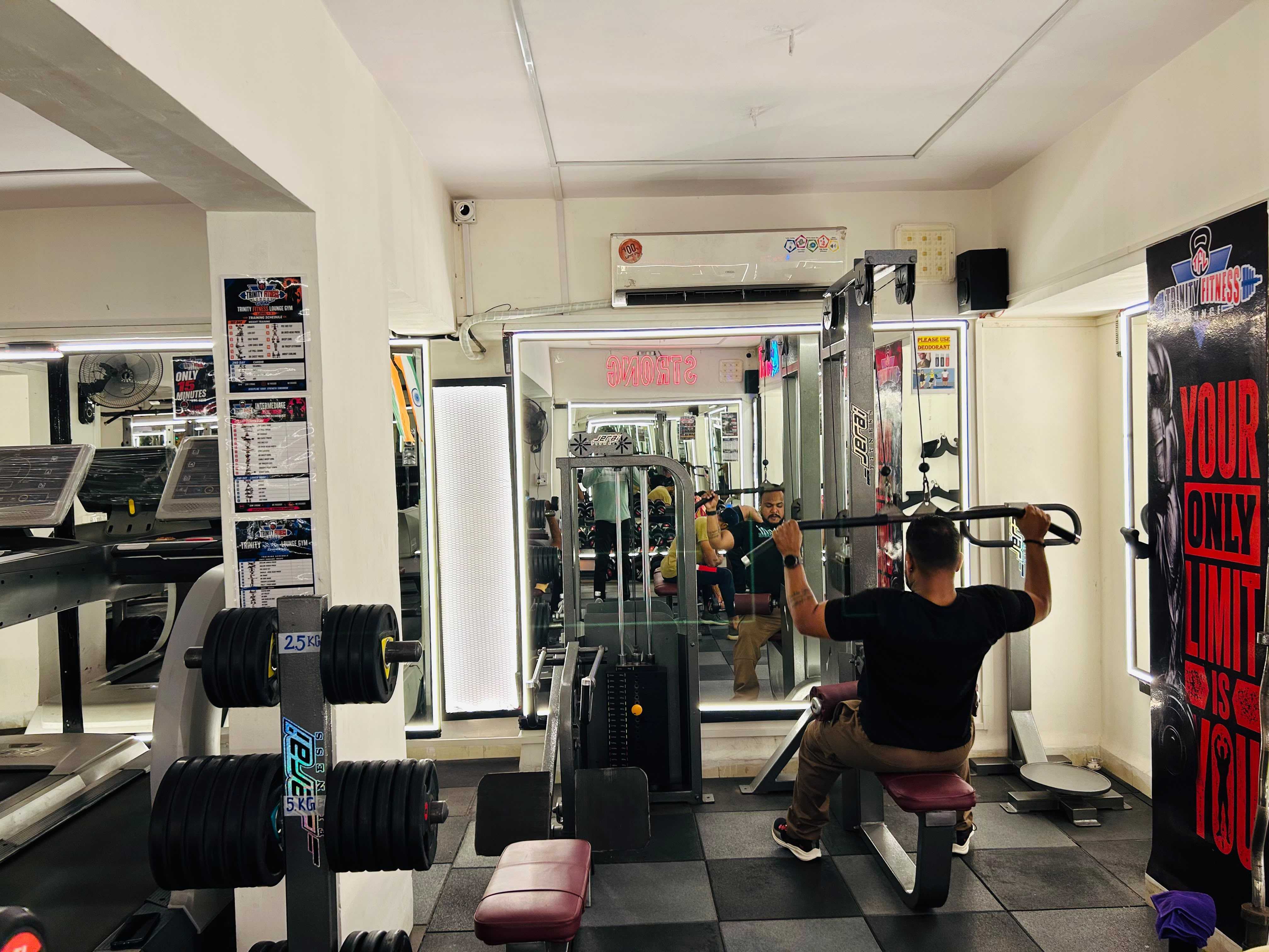 Trinity Fitness Lounge Jerai Lat Pulldown Machine